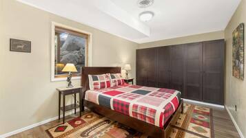 4 slaapkamers, een bureau, een strijkplank/strijkijzer, reisbedje