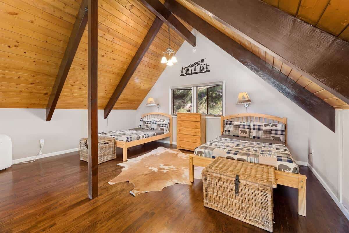 4 quartos, escrivaninha, ferros/tábuas de passar roupa, berço de viagem