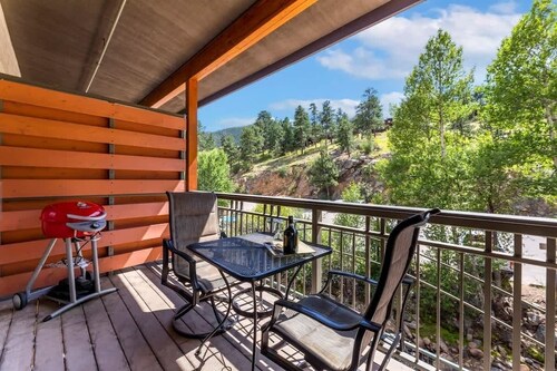 River Overlook Loft: Downtown Condo