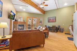 TV, fireplace, DVD player, books - River Overlook Loft: Downtown Condo (Estes Park)