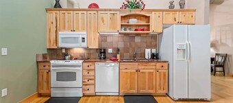 River Overlook Loft: Downtown Condo