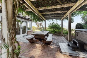 Terrace/patio - Grand English Style Home on Chilliwack Mountain (Chilliwack)