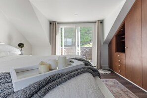 7 soveværelser, pengeskab på værelset, skrivebord, strygejern/strygebræt