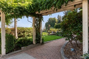 Property grounds - Grand English Style Home on Chilliwack Mountain (Chilliwack)