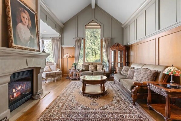 Smart TV, offices - Grand English Style Home on Chilliwack Mountain (Chilliwack)