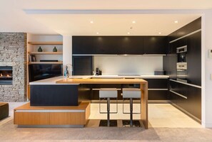 Fridge, microwave, oven, stovetop - Q1 Luxury Central Apartment | Downtown location with stunning views (Queenstown)