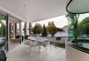 Outdoor dining - Q1 Luxury Central Apartment | Downtown location with stunning views (Queenstown)