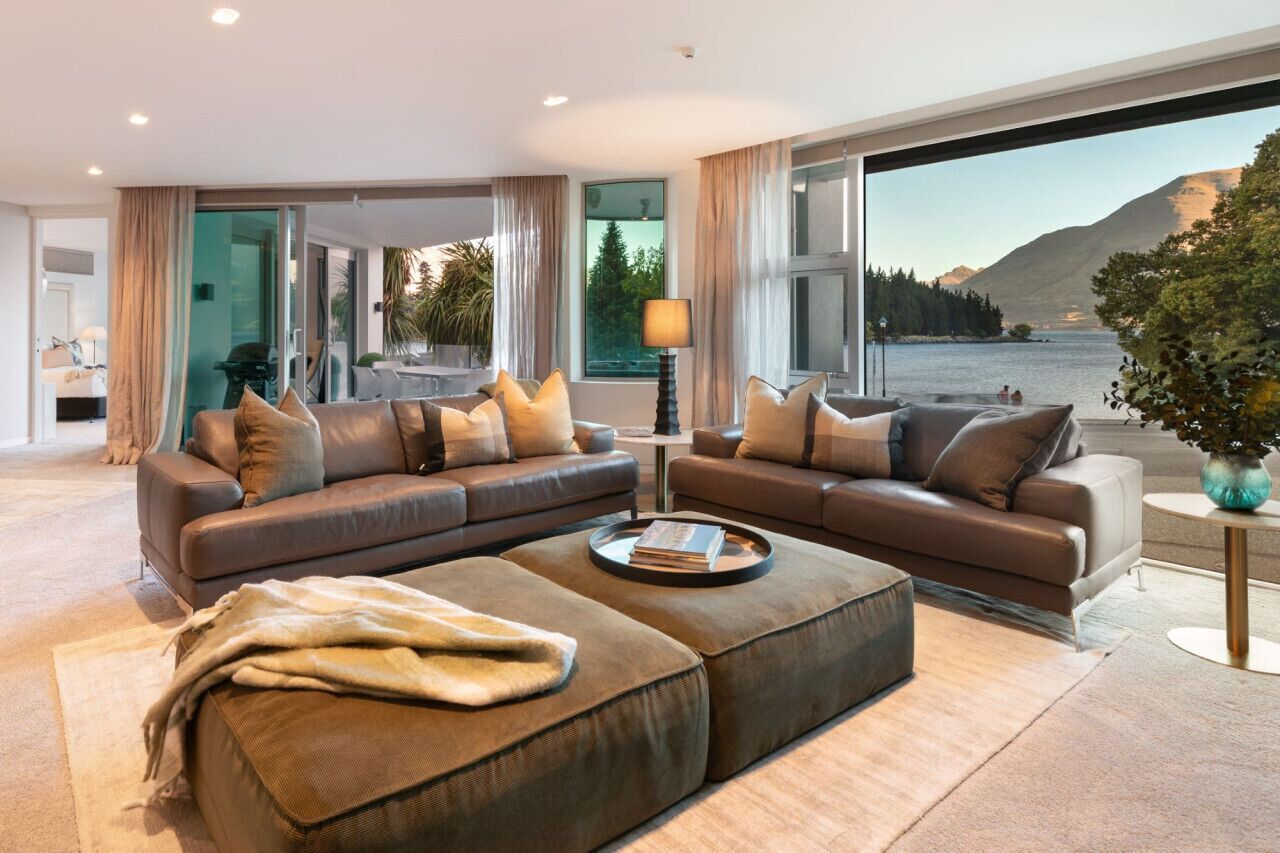 Smart TV, fireplace, books, stereo