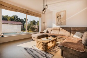 Smart TV, chimenea, videojuegos y reproductor de DVD 