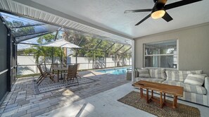 Outdoor dining - Endless Summer Escape Near SK (Sarasota)