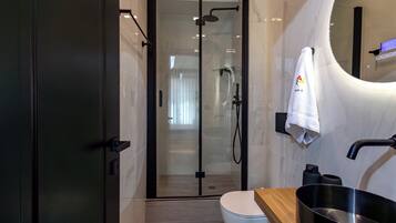 Haartrockner, HandtĂŒcher, Seife, Toilettenpapier