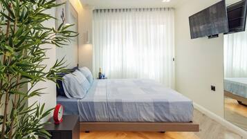 BĂŒgeleisen/BĂŒgelbrett, Reisekinderbett, WLAN, BettwĂ€sche