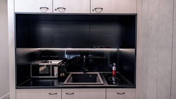 Réfrigérateur, micro-ondes, plaque de cuisson, cafetiÚre/bouilloire