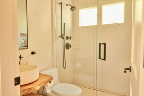 Hair dryer, towels - Casita Calma- Guest House- Santa Barbara- 4 Guests (Santa Barbara)