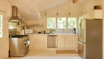 Jääkaappi, mikroaaltouuni, uuni, liesi