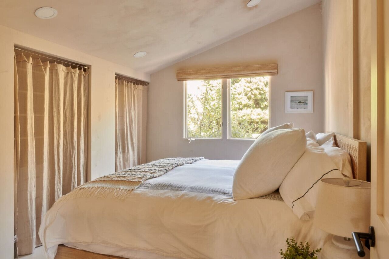 2 habitaciones, tabla de planchar con plancha y cuna de viaje 