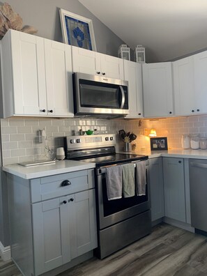 ثلاجة، ميكروويف، فرن، موقد طهي مسطح