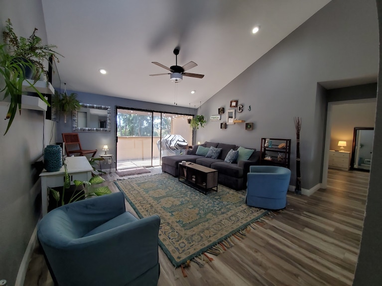 Cozy Ucsd/la Jolla Condo 2bd, 10-15 Min From Just About Anywhere In The City - Del Mar, CA
