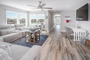 Smart TV, chimenea, estéreo y monitor de computadora