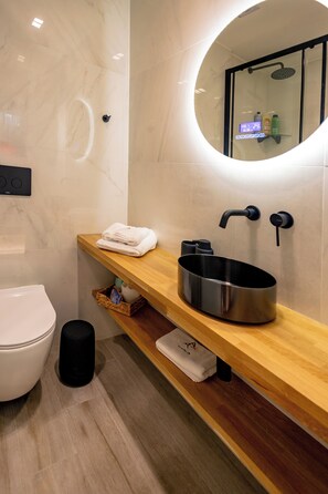 Haartrockner, Handtücher, Seife, Toilettenpapier