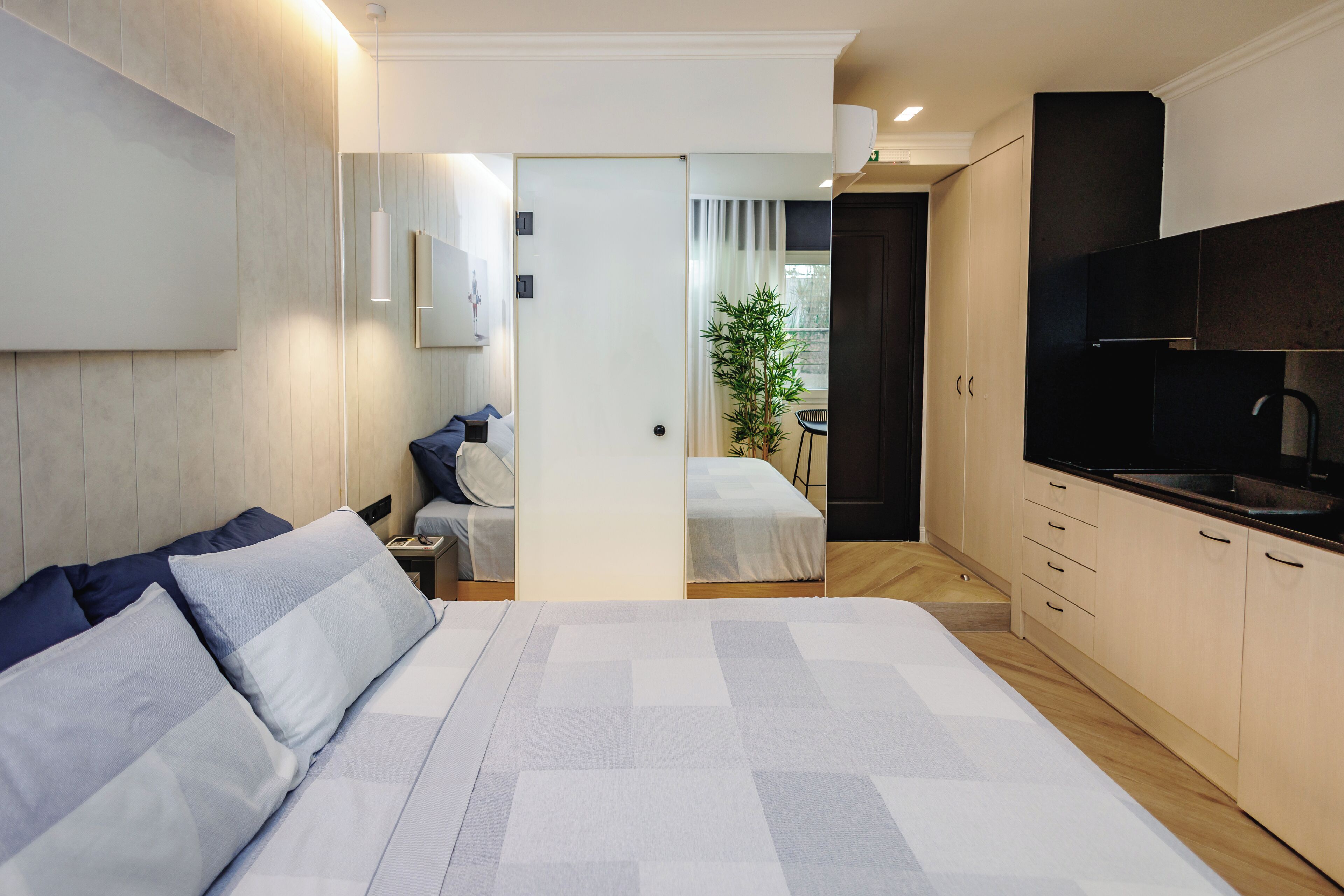 Tabla de planchar con plancha, cuna de viaje, wifi y ropa de cama 