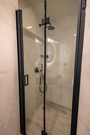 Haartrockner, Handtücher, Seife, Toilettenpapier