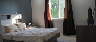 Pleasant home with snazzy finishing. Proximity to the airport and downtown