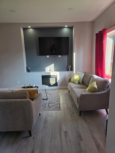 Pleasant home with snazzy finishing. Proximity to the airport and downtown