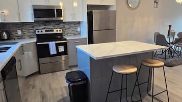 Jääkaappi, mikroaaltouuni, uuni, liesi