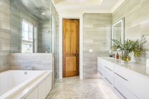 Dusche, kostenlose Toilettenartikel, Haartrockner, Handtücher