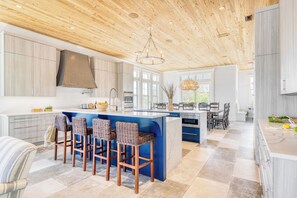 Fridge, microwave, oven, stovetop - Monarch by AvantStay | 1 Min to Beach | Pool, Hot Tub, Game Room, Rooftop Patio (Destin)
