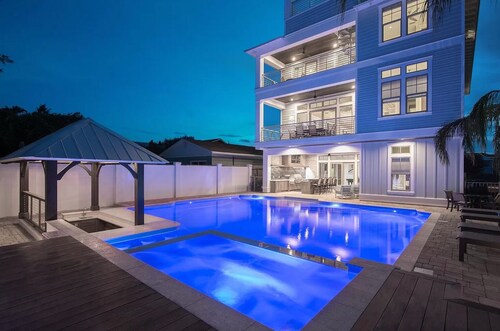 Monarch by AvantStay | 🌴🍹1 Block to Beach, Swim Up Bar, Hot Tub, & Rooftop