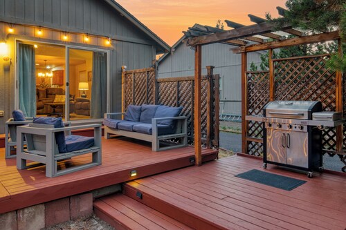 Hot Tub, Air Hockey, Foosball, Deck Lounge | Near Sunriver & Mt. Bachelor Skiing