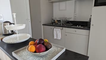 Een koelkast, een magnetron, een oven, een kookplaat