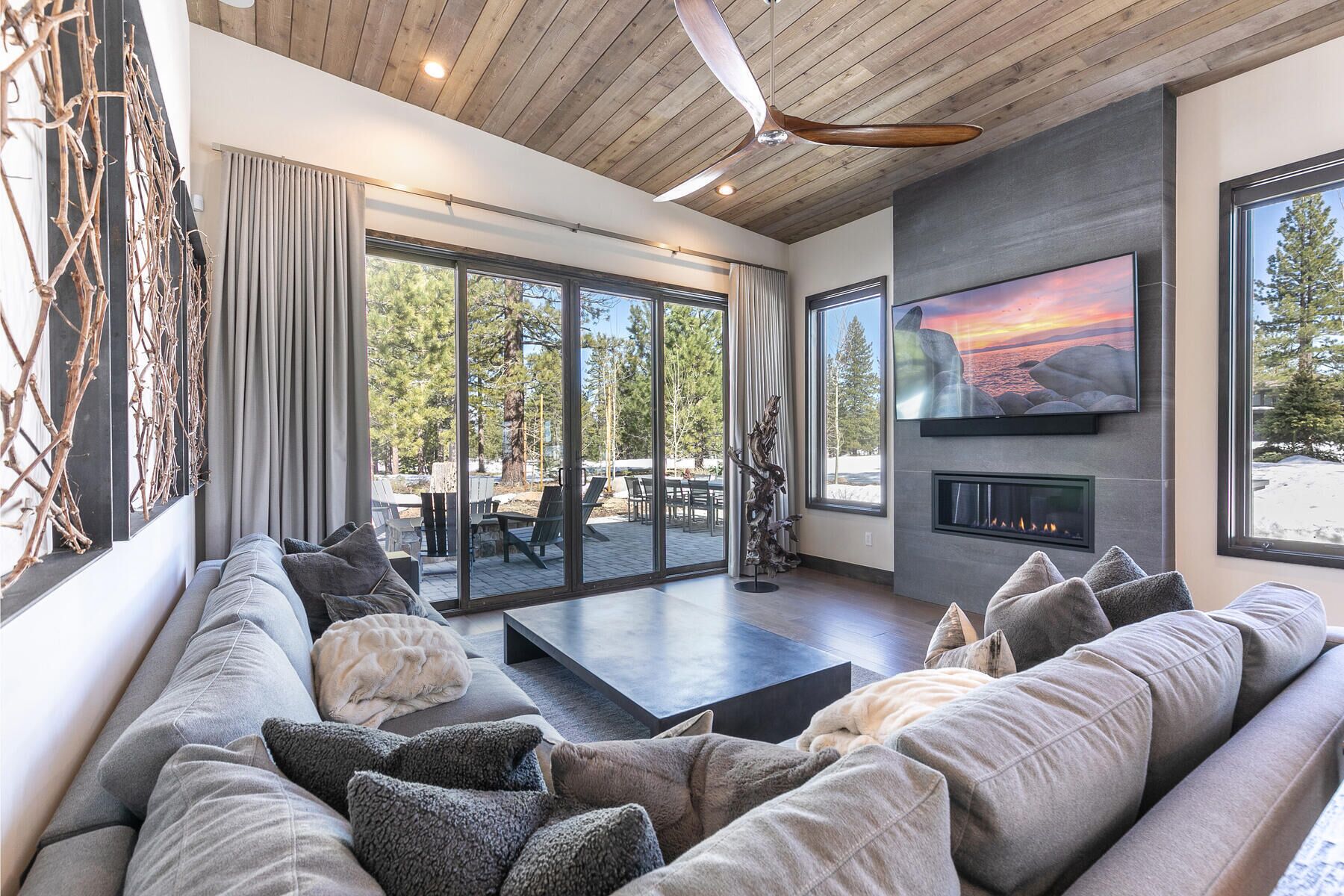 Smart TV y chimenea 