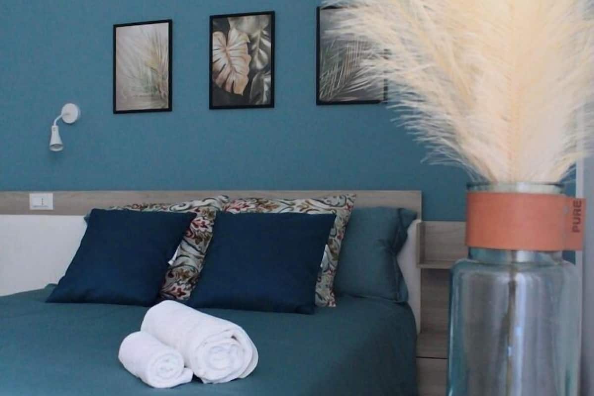 Habitación Confort | Artículos del minibar gratis y escritorio 