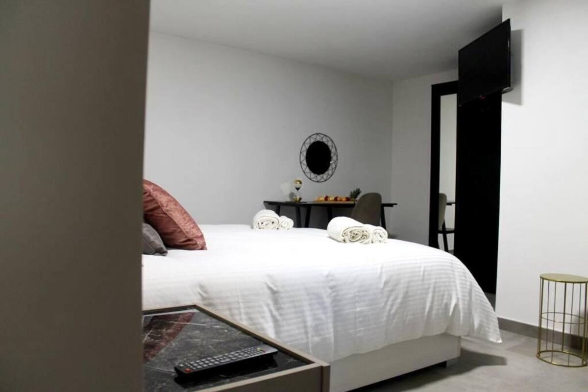 Habitación Deluxe | Artículos del minibar gratis y escritorio 
