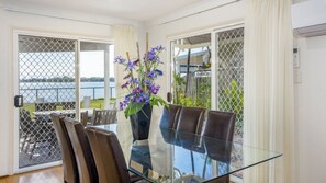 Dining - Picturesque Water Views (SANDSTONE POINT)