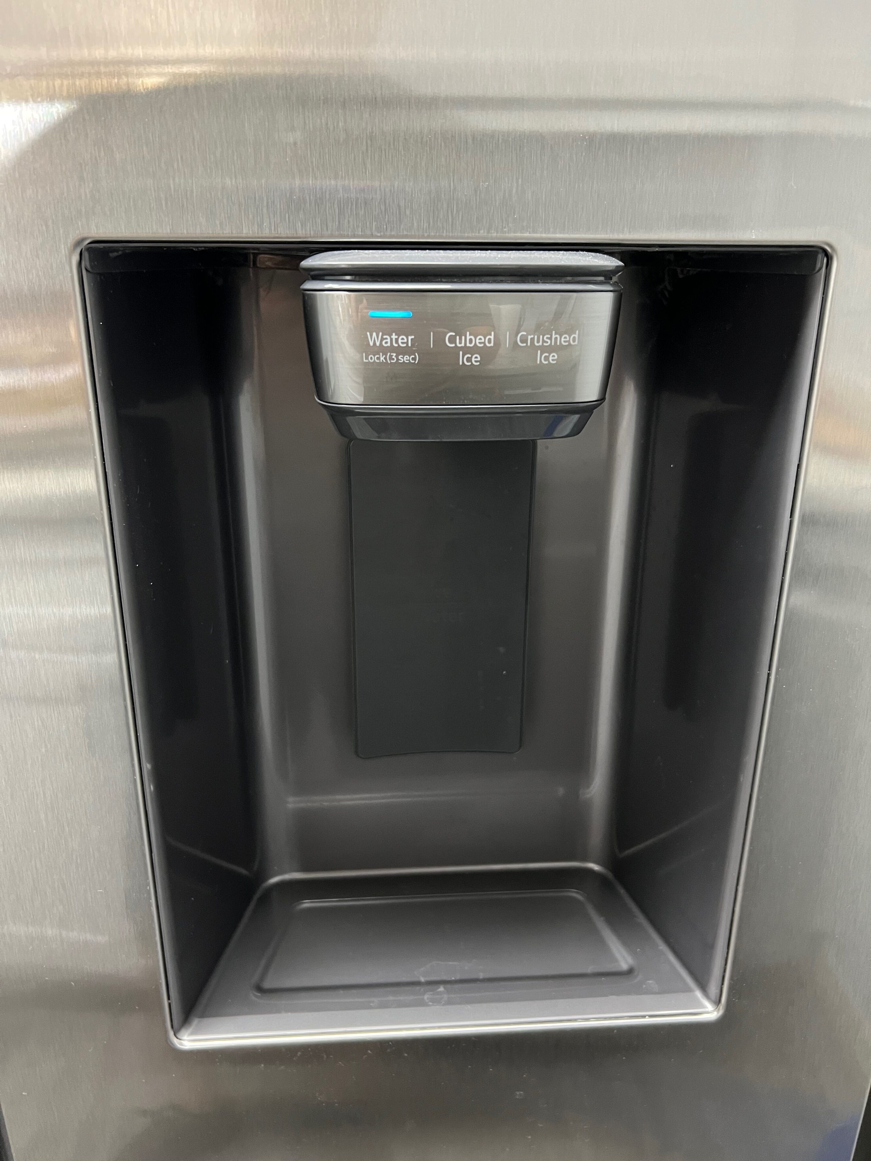 En vattenautomat med möjlighet att välja mellan kallt vatten, isbitar och krossad is.