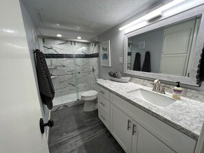 Dusche, Haartrockner, Handtücher, Seife