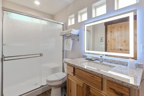 ヘアドライヤー、タオル、石鹸、トイレットペーパー