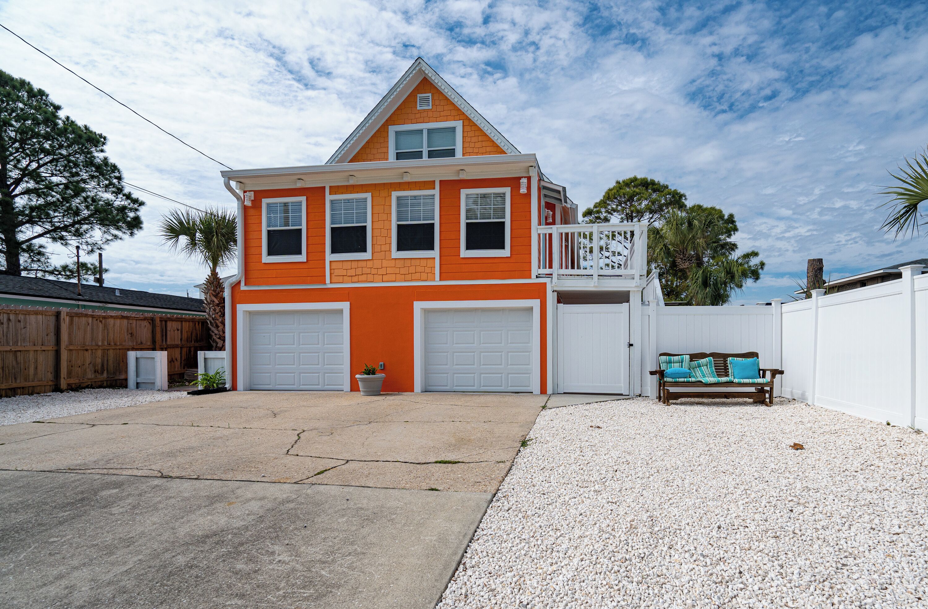 Dreamsicle Paradise Retreat, 3 MINUTES TO BEACH!! 4 BR/2 BA, sleeps 10