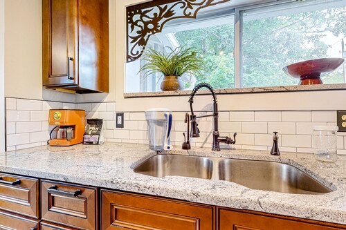 Cottage in Hendersonville with yard, Patio, Full Kitchen and WIFI