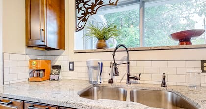 Cottage in Hendersonville with yard, Patio, Full Kitchen and WIFI