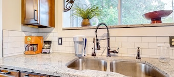 Cottage in Hendersonville with yard, Patio, Full Kitchen and WIFI