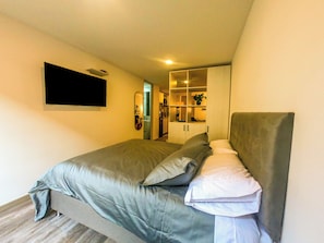 1 habitación, caja de seguridad en la habitación y escritorio 