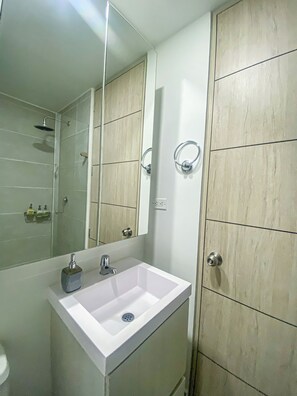 Haartrockner, Handtücher, Seife, Shampoo