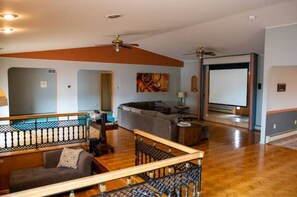 Smart-TV, Kamin, Videospiele, Tischfußball