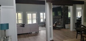 Smart TV, caminetto, libri, stampante