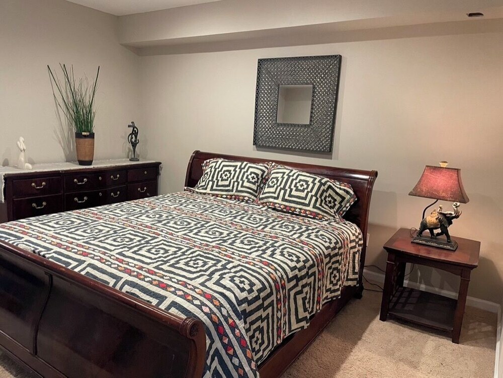 BASEMENT APARTMENT IN UPSCALE NEIGHBORHOOD. Perfect for traveling